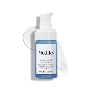 Medik8 serum met niacinamide en peptiden voor huidverbetering en porie-reductie.