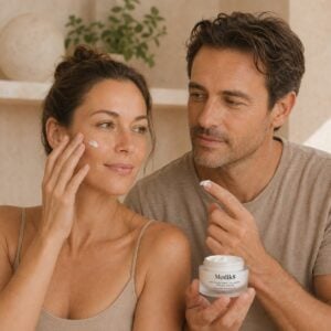 Man en vrouw gebruiken Medik8 Advanced Pro-Collagen+ Peptide Cream tegen rimpels