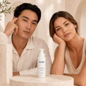 Man en vrouw met Medik8 Calmwise Soothing Cleanser voor de gevoelige huid