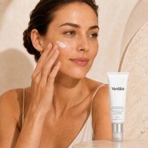Vrouw brengt Medik8 Advanced Day Ultimate Protect SPF50+ aan bij glycatie van de huid