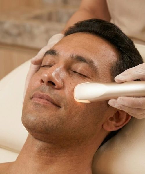 Gezichtsbehandeling met apparaat.