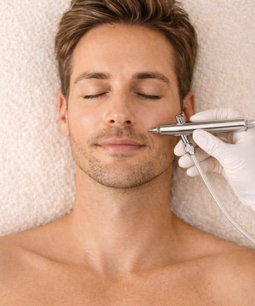 Man krijgt een zuurstofbehandelingtechbij Beauty Unlimited Amsterdam.